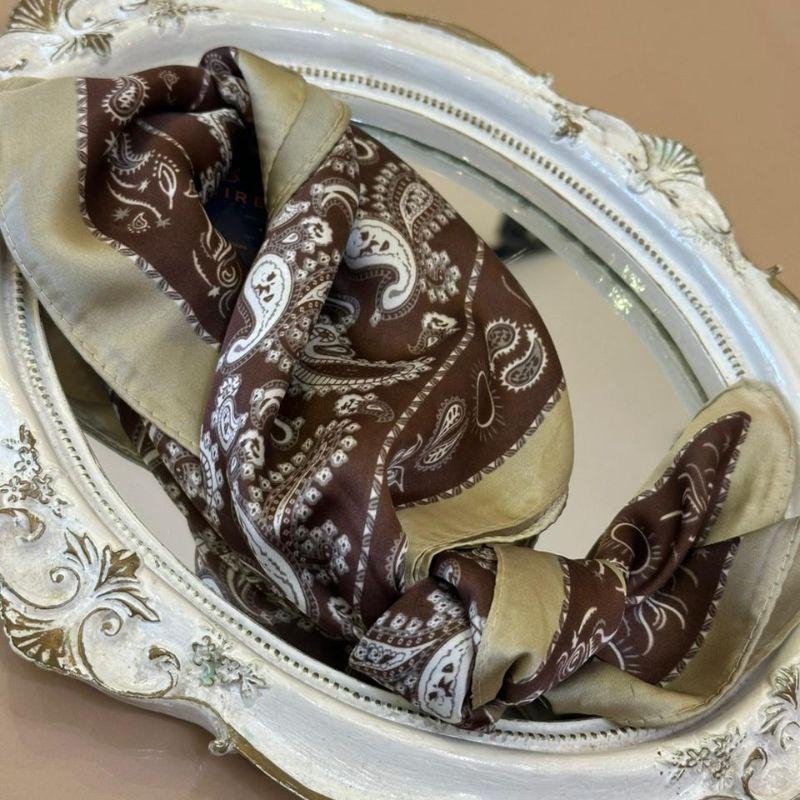 LENÇO ESTAMPADO MARROM E BEGE 70X70CM