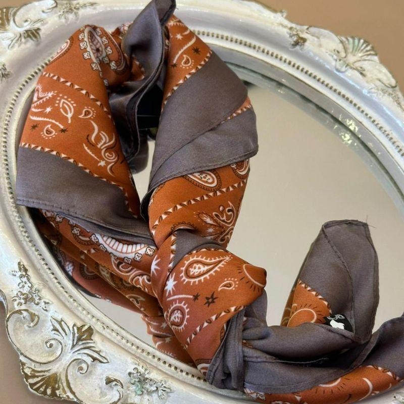 LENÇO ESTAMPADO MARROM E LARANJA 70X70CM