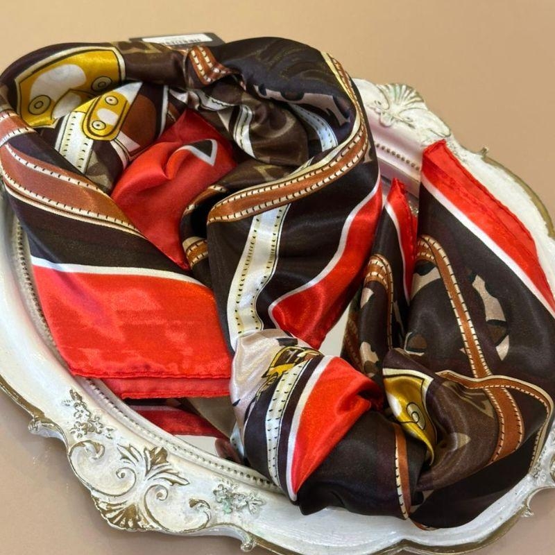 LENÇO ESTAMPADO MARROM E VERMELHO 90X90CM