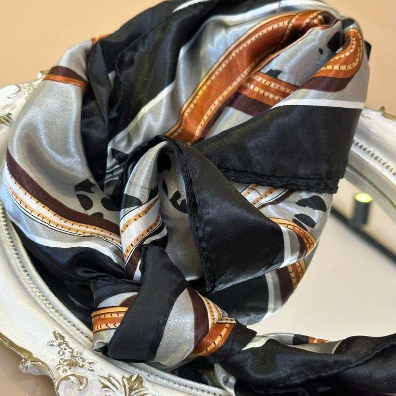 LENÇO ESTAMPADO PRETO, BEGE E MARROM 90X90CM