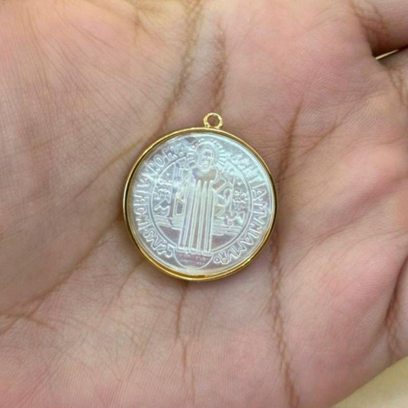 PINGENTE SÃO BENTO MADREPÉROLA