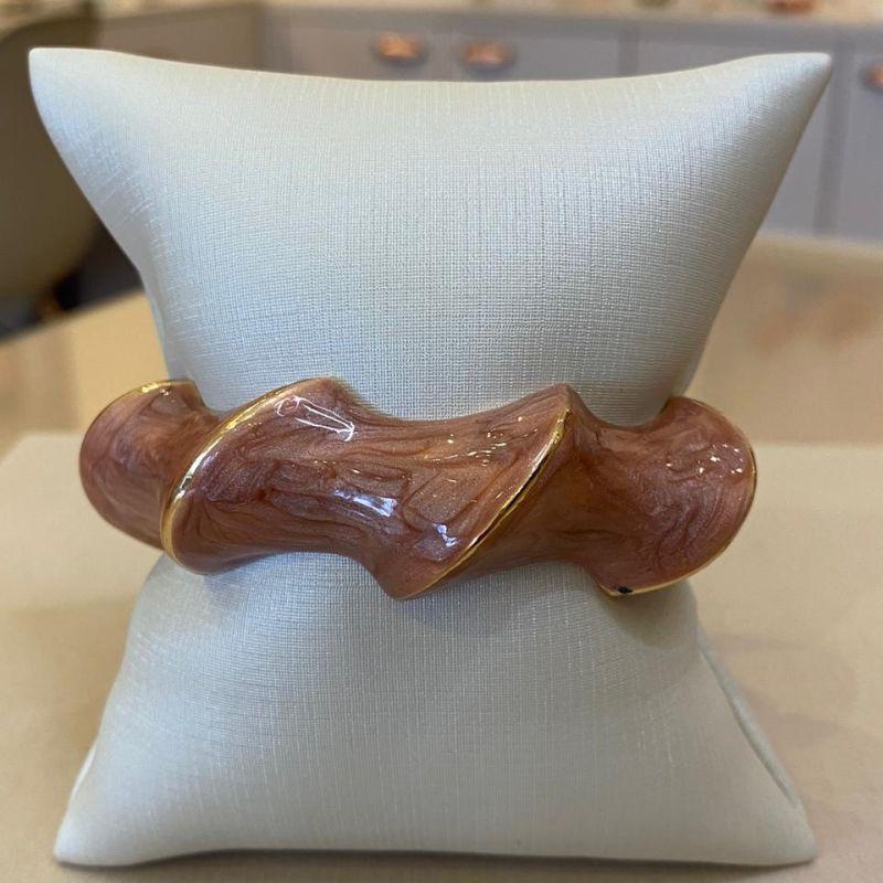 BRACELETE RESINADO ONDULADO ROSÊ PEROLADO