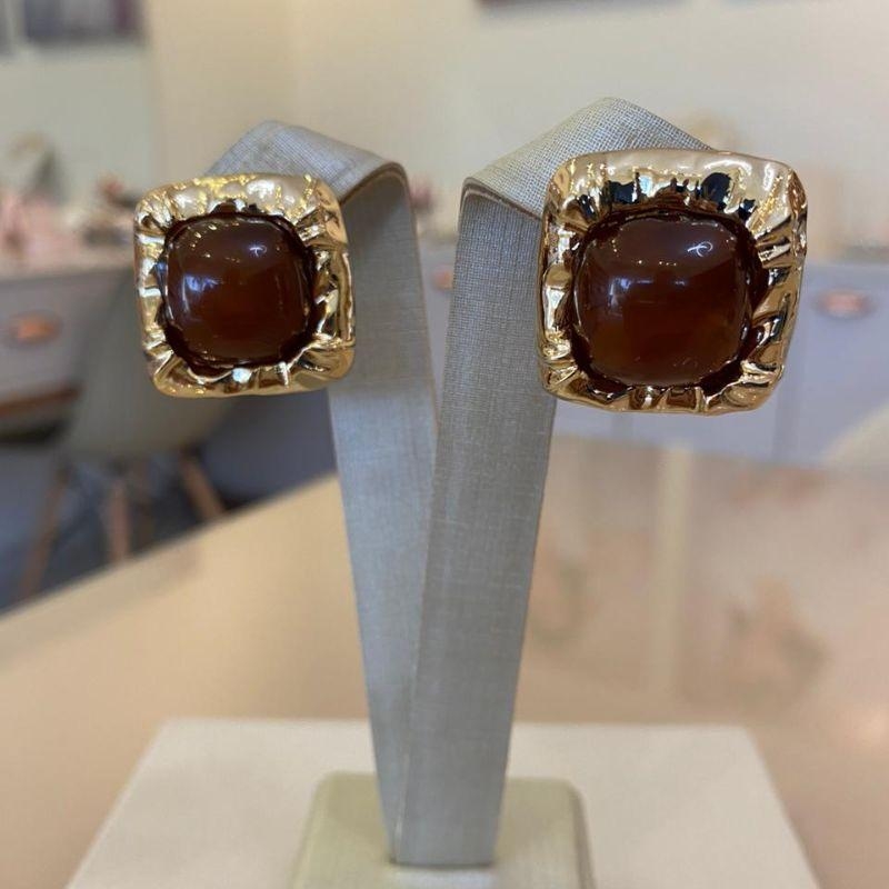 BRINCO QUADRADO MARROM