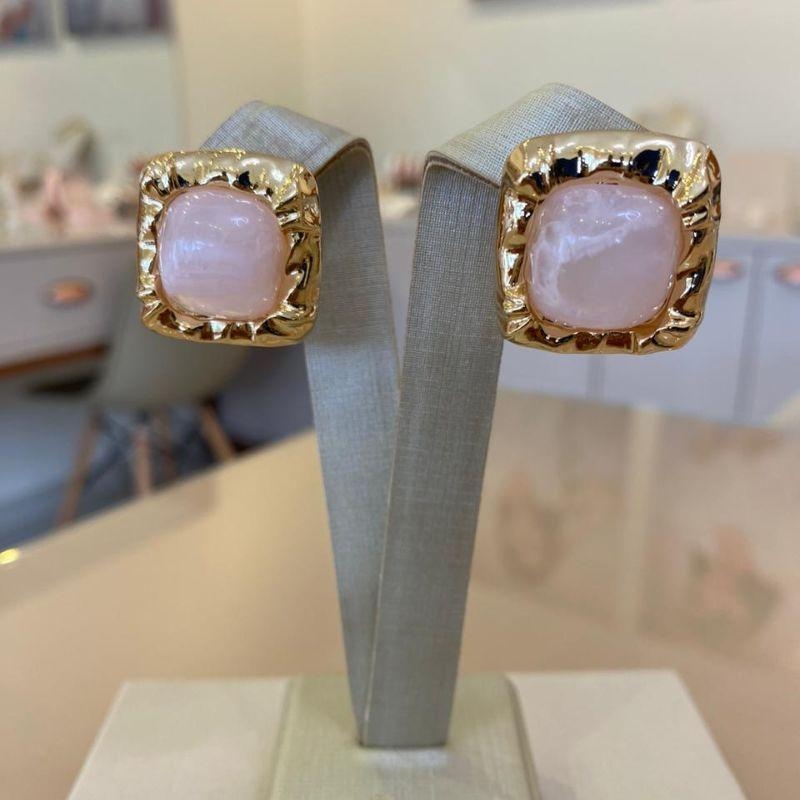 BRINCO QUADRADO PEDRA ROSA