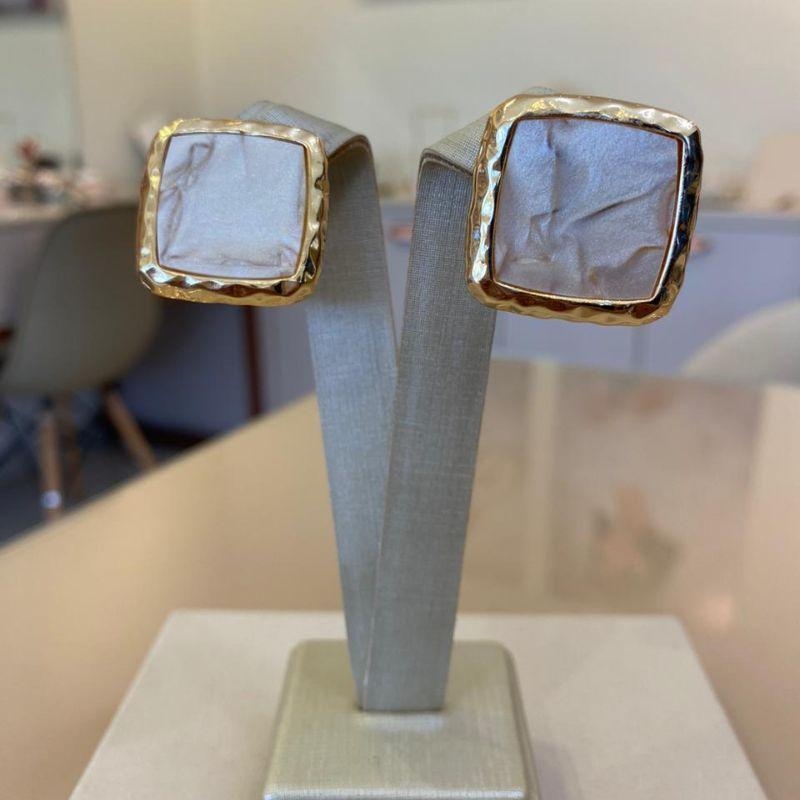 BRINCO QUADRADO RESINADO MADREPÉROLA