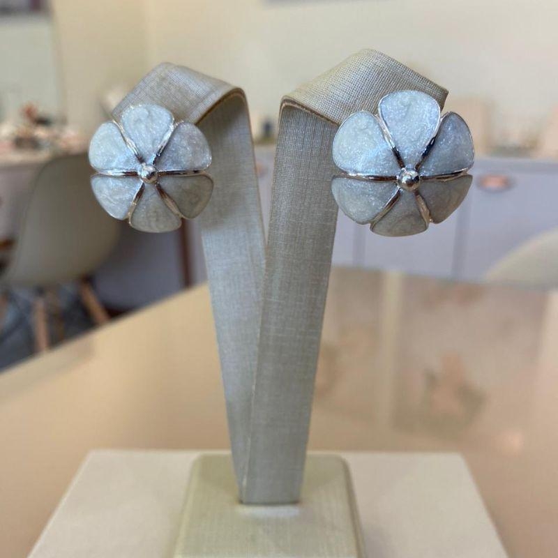 BRINCO RESINADO BRANCO E CINZA