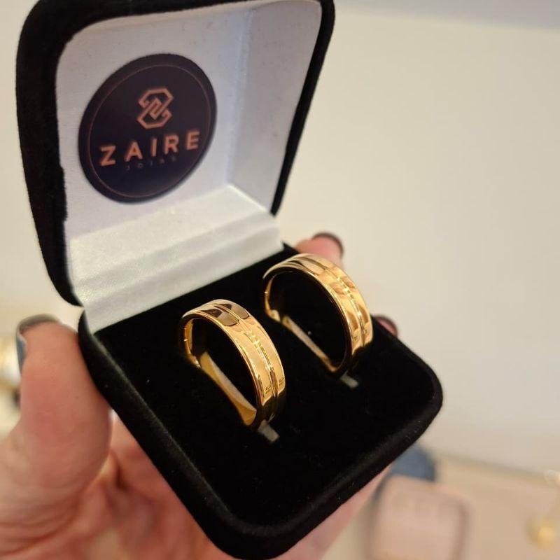 PAR DE ALIANÇAS TUNGSTÊNIO DOURADA FRISO NO MEIO