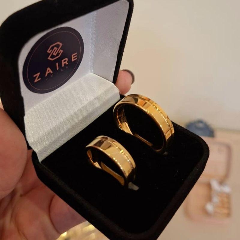 PAR DE ALIANÇAS TUNGSTÊNIO DOURADA FRISO SUPERIOR