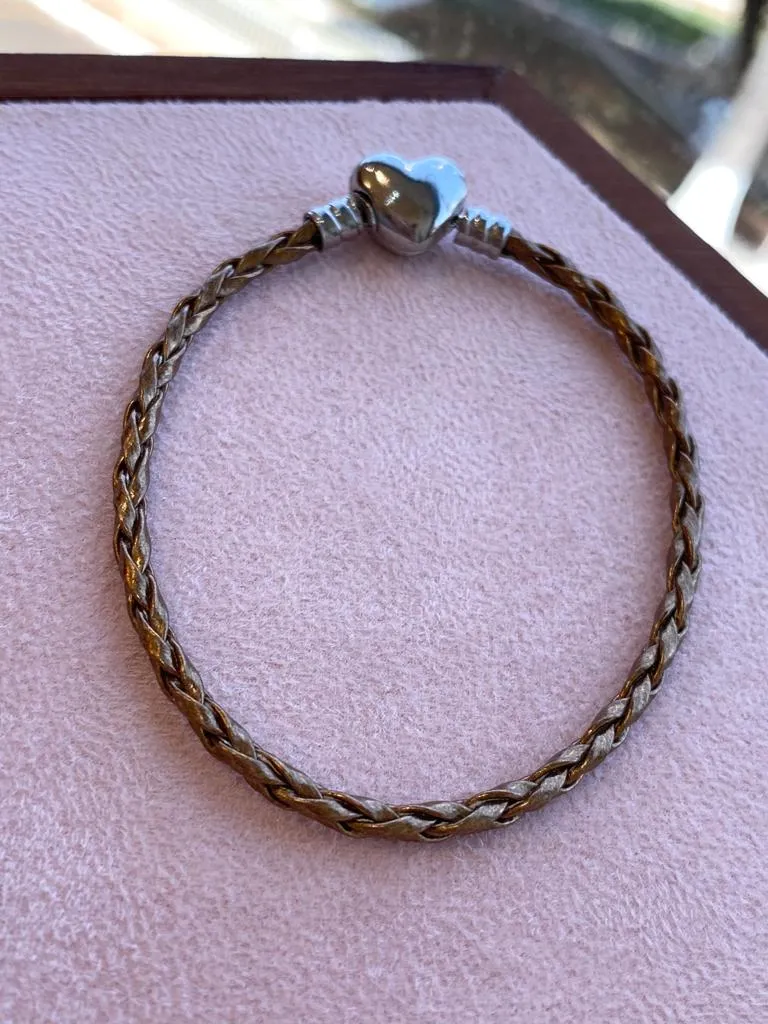 PULSEIRA PANDORA COURO MARROM METALIZADA 18CM