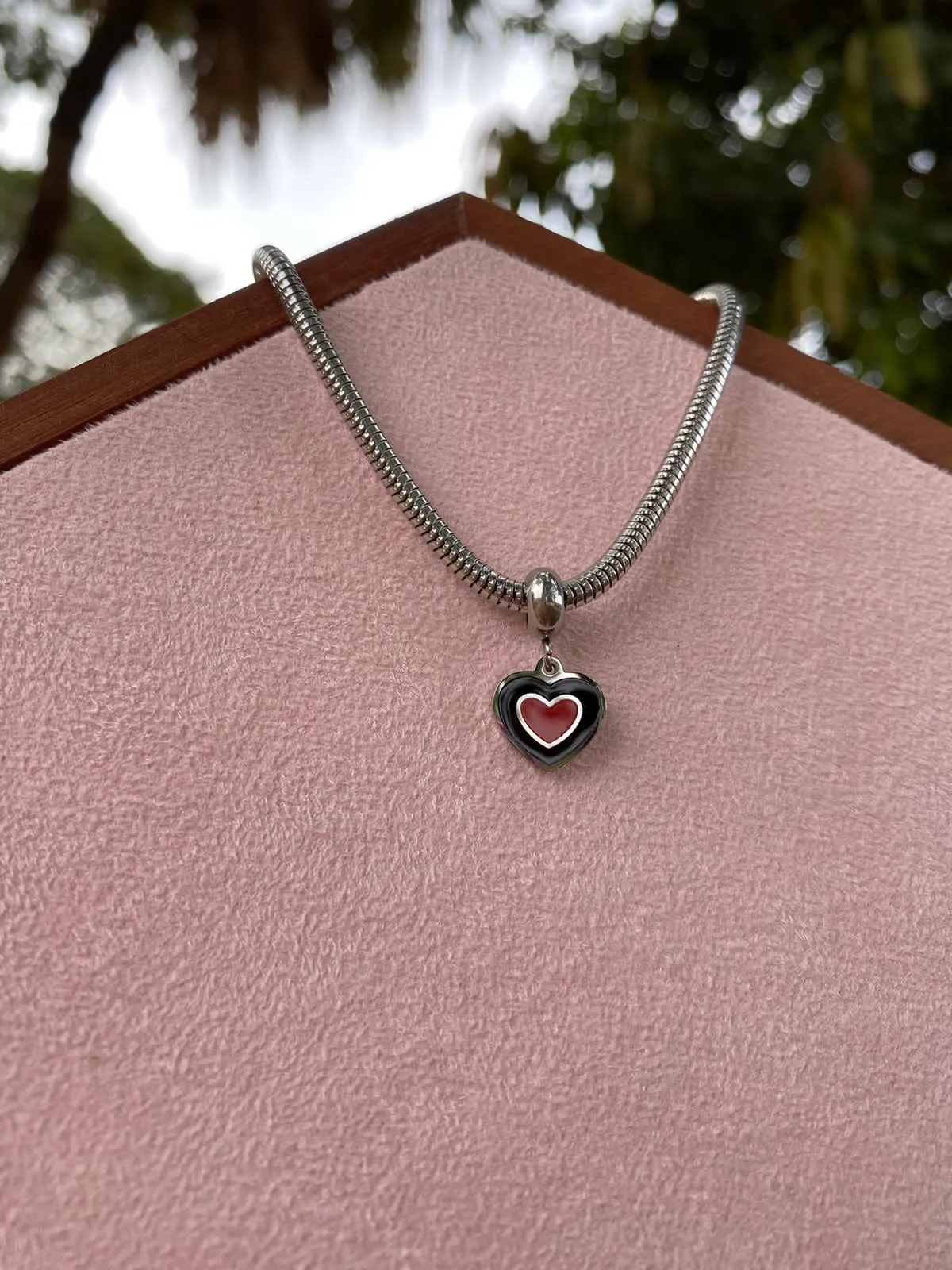 BERLOQUE AÇO CORAÇÃO PRETO E VERMELHO
