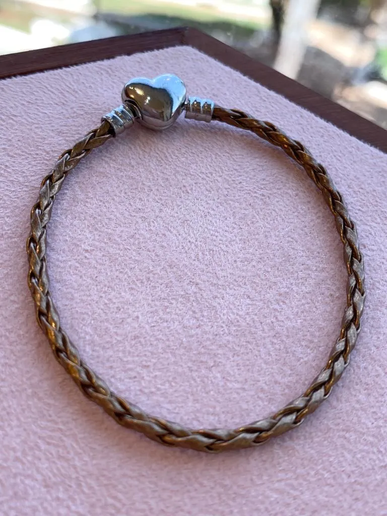 PULSEIRA PANDORA COURO MARROM METALIZADA 18CM