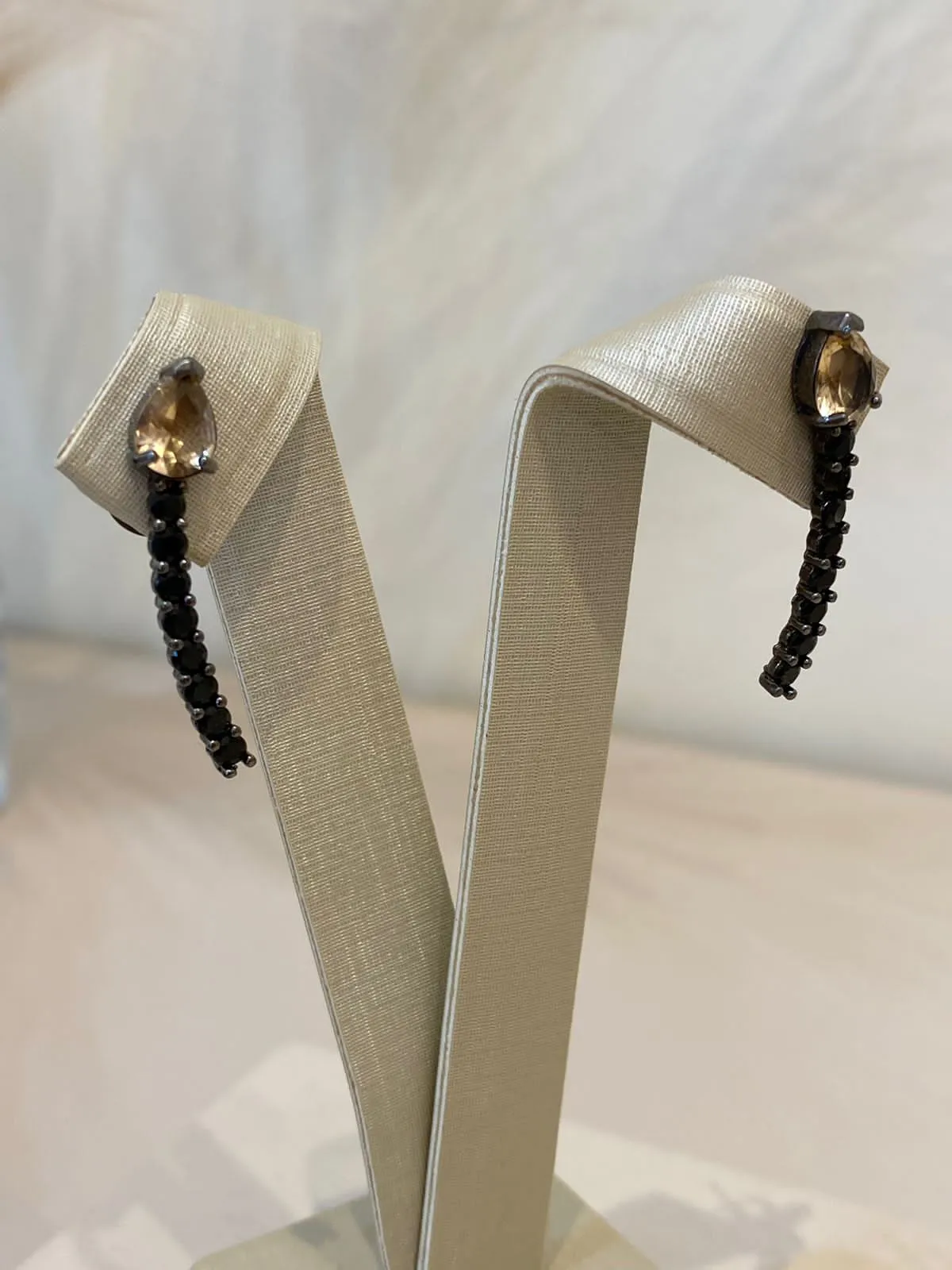 BRINCO EARCUFF RÓDIO NEGRO