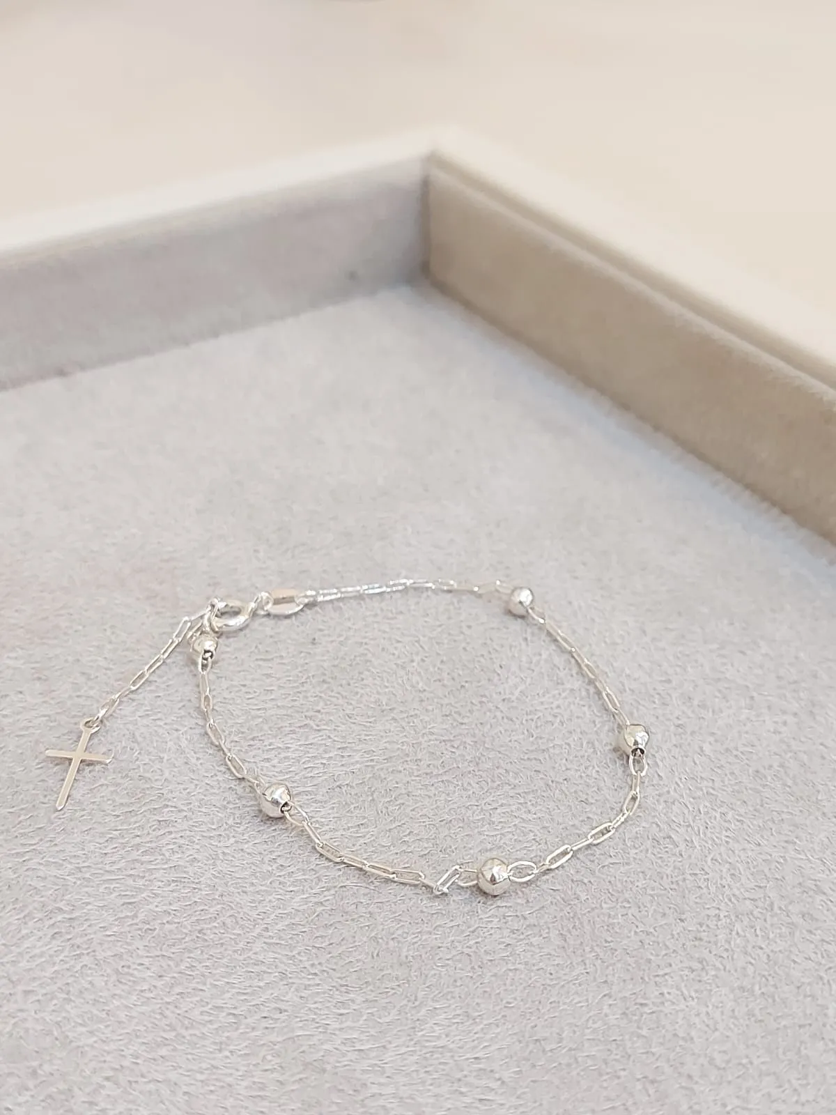 PULSEIRA PRATA BOLINHAS E CRUZ