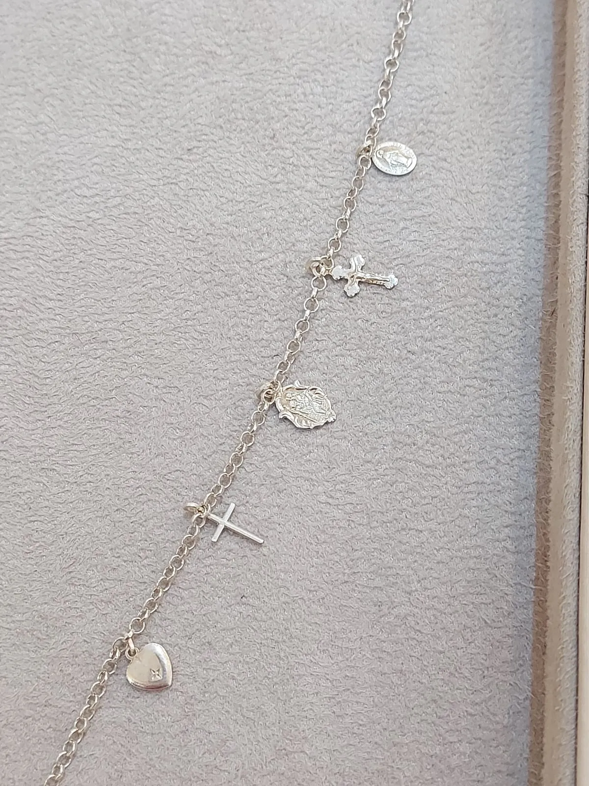 PULSEIRA PRATA MEDALHAS, CRUZ E CORAÇÃO