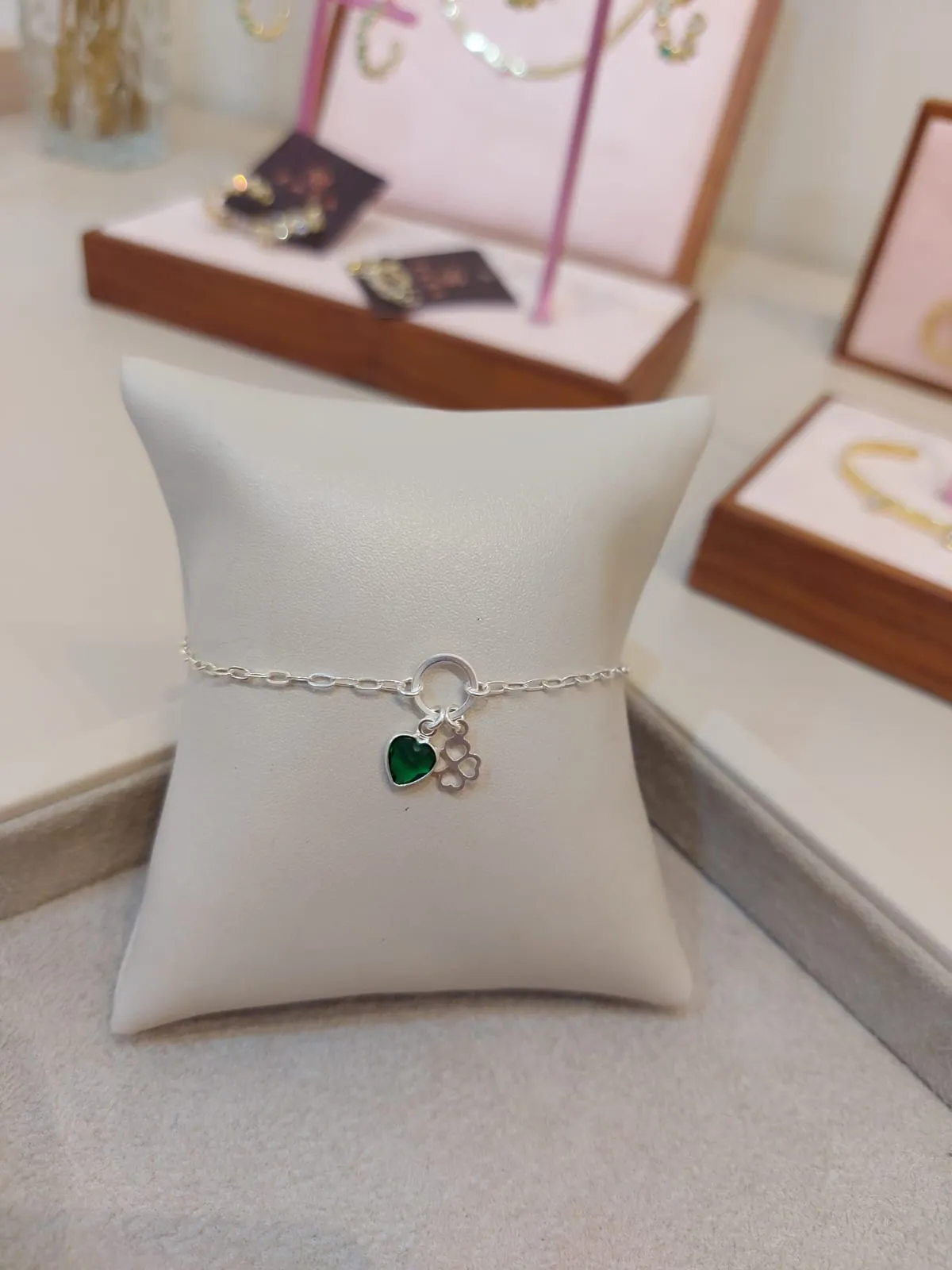 PULSEIRA PRATA ELOS C/ PINGENTE TREVO E CORAÇÃO VERDE