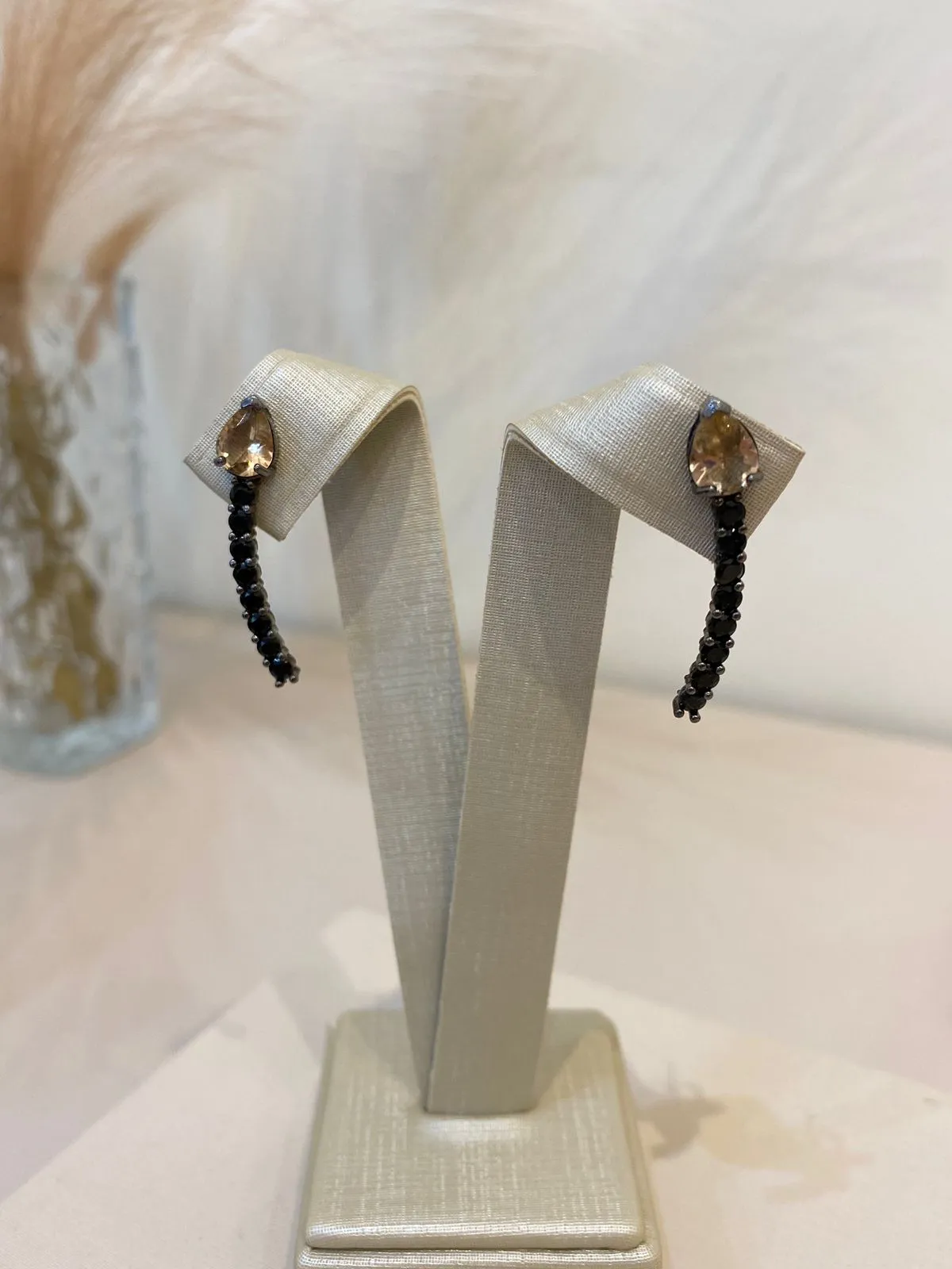BRINCO EARCUFF RÓDIO NEGRO