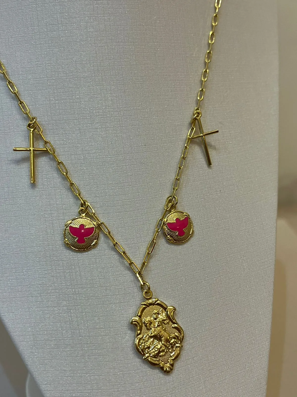CHOKER MEDALHAS COM RESINA PINK
