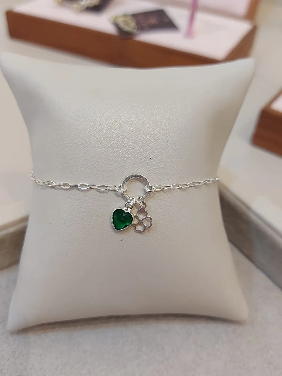 PULSEIRA PRATA ELOS C/ PINGENTE TREVO E CORAÇÃO VERDE