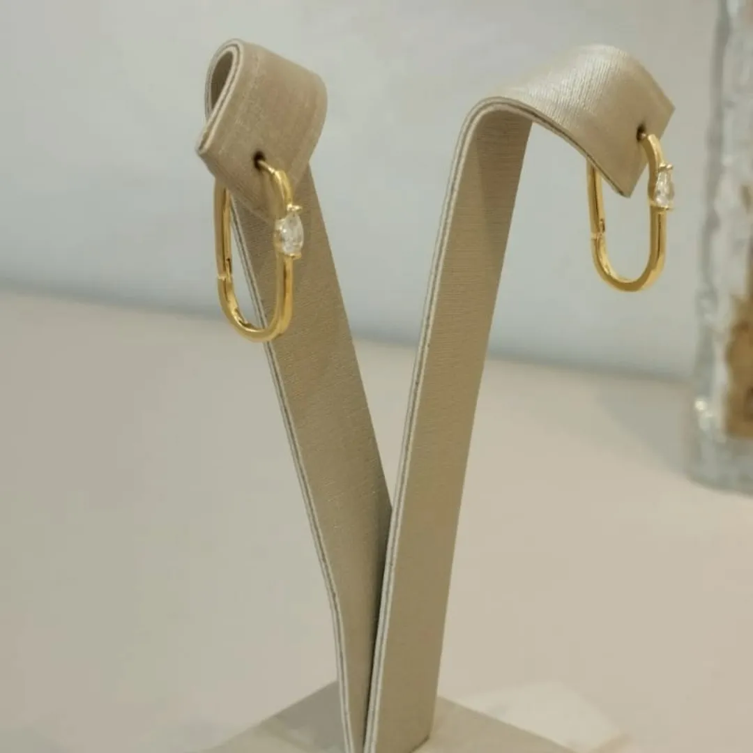 ARGOLA OVAL COM GOTA DE ZIRCONIAS