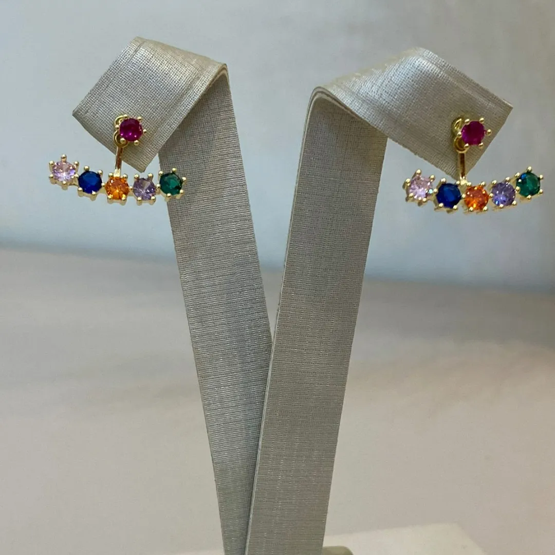 BRINCO ZIRCONIAS COLORIDAS COM DETALHES NA BASE