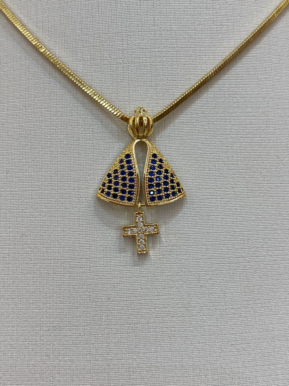PINGENTE NOSSA SENHORA AP CRAVEJADO COM ADORNO DE CRUZ