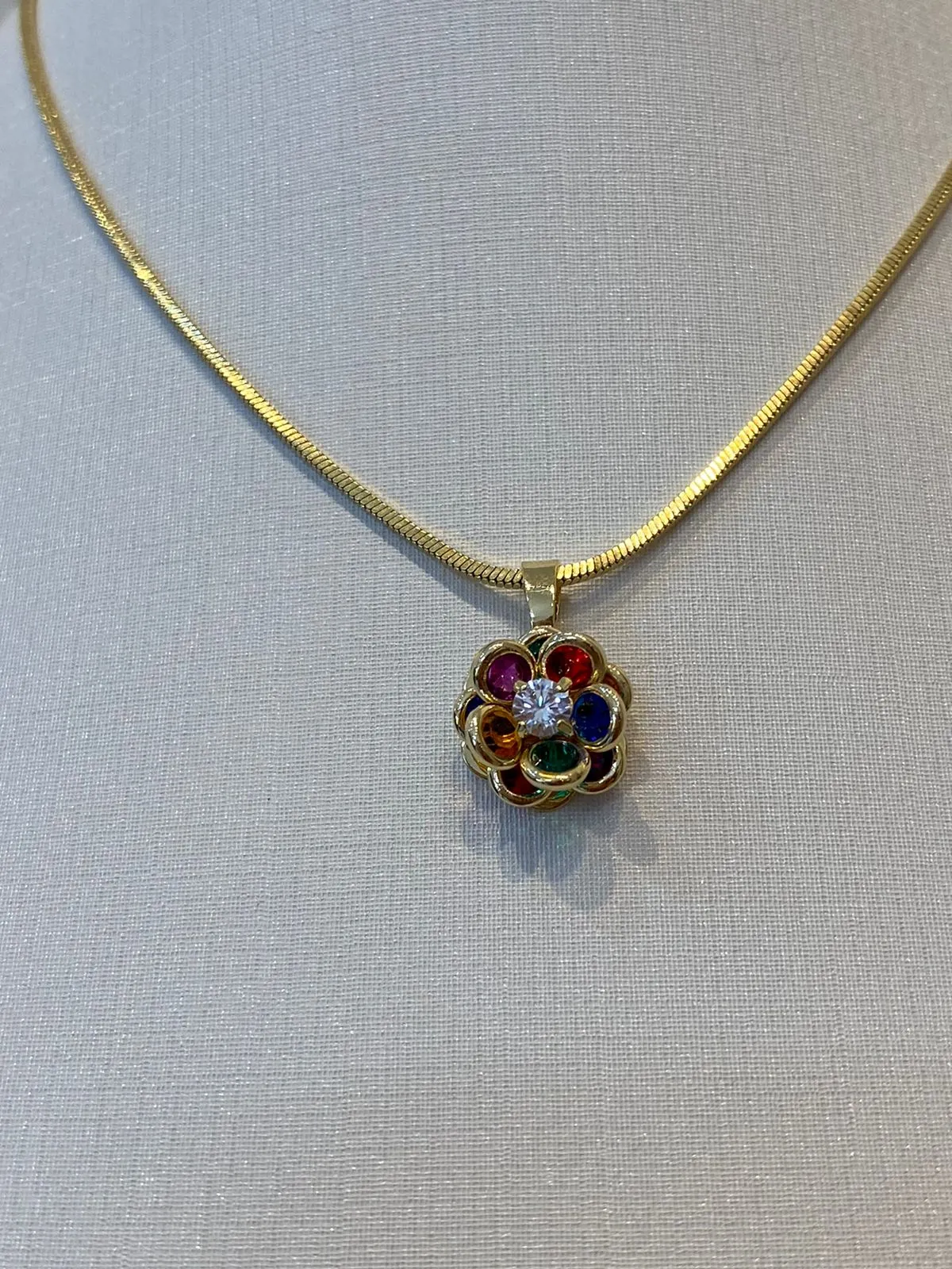 PINGENTE FLOR PÉTALASARREDONDADAS COLORIDAS