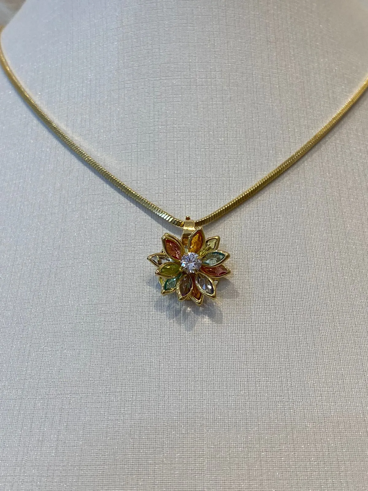 PINGENTE FLOR PÉTALAS PONTIAGUDAS COLORIDAS