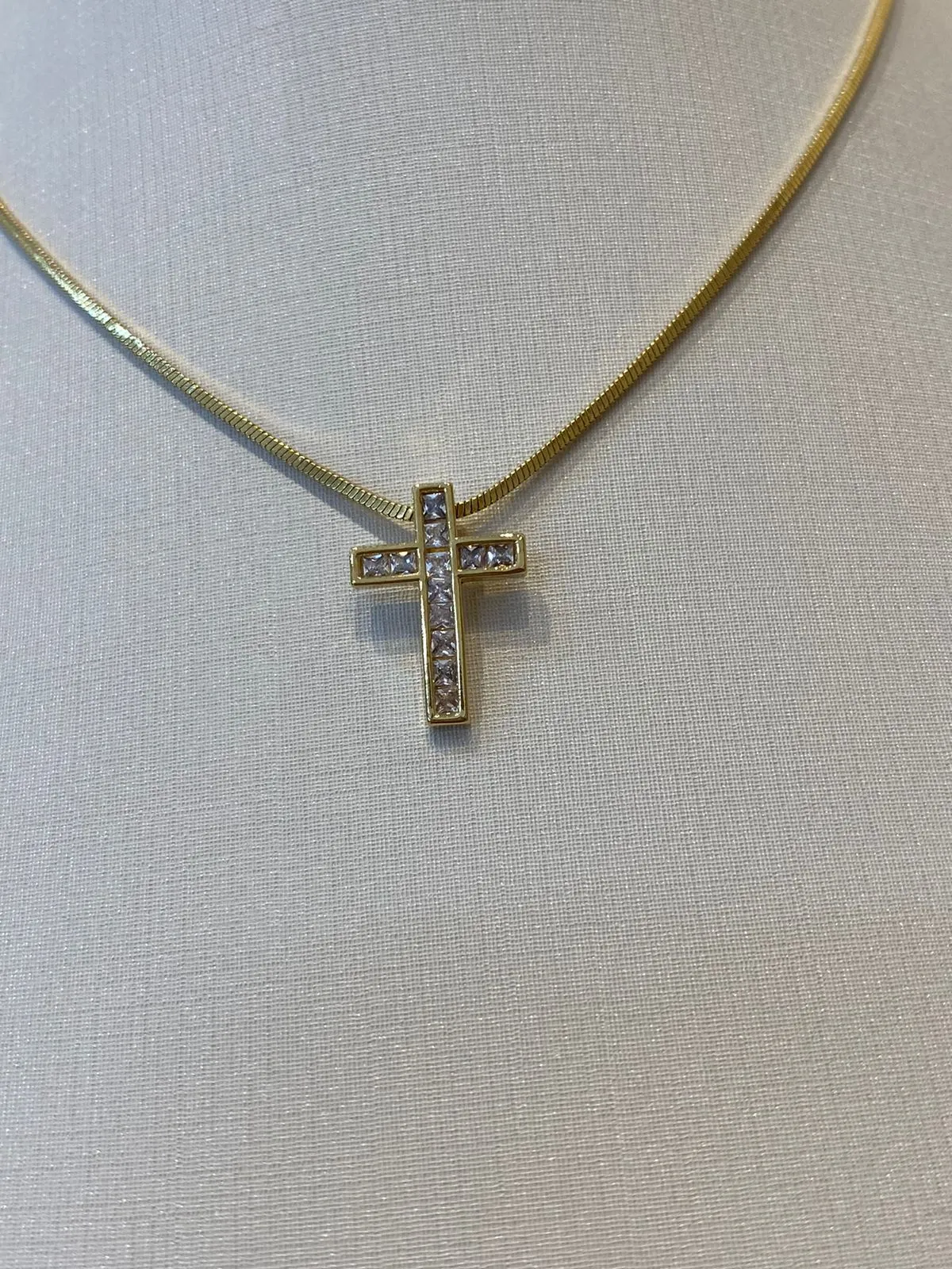 PINGENTE CRUCIFIXO ZIRCÔNIAS
