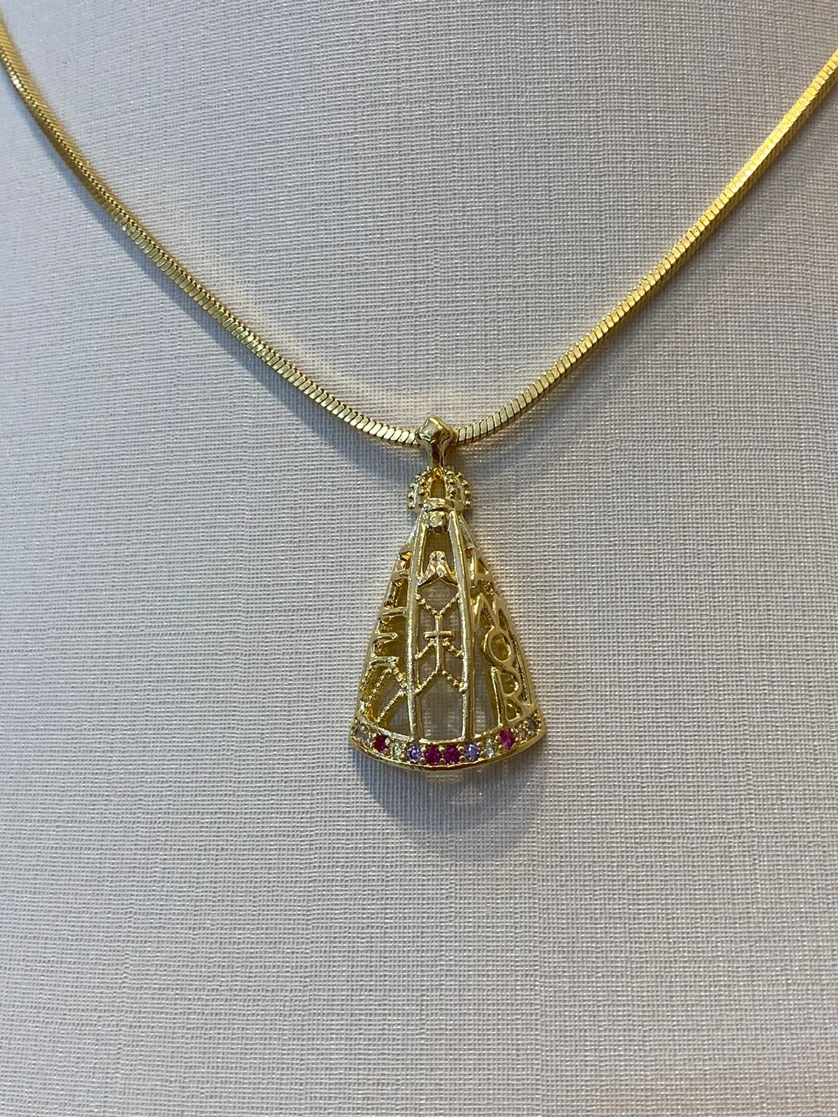 PINGENTE NOSSA SRA APARECIDA VAZADO COM ZIRCONIAS PINKS