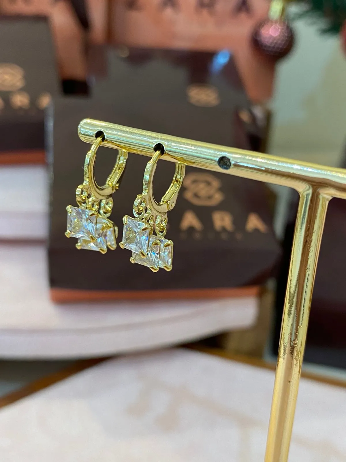 ARGOLA 3 ZIRCÔNIAS QUADRADAS CRISTAL