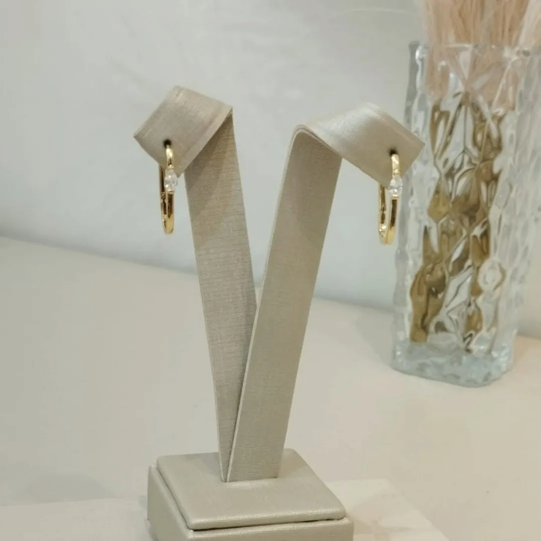 ARGOLA OVAL COM GOTA DE ZIRCONIAS