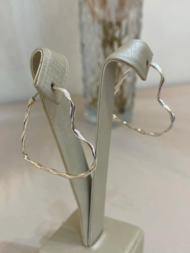 ARGOLA PRATA CORAÇÃO TORCIDO