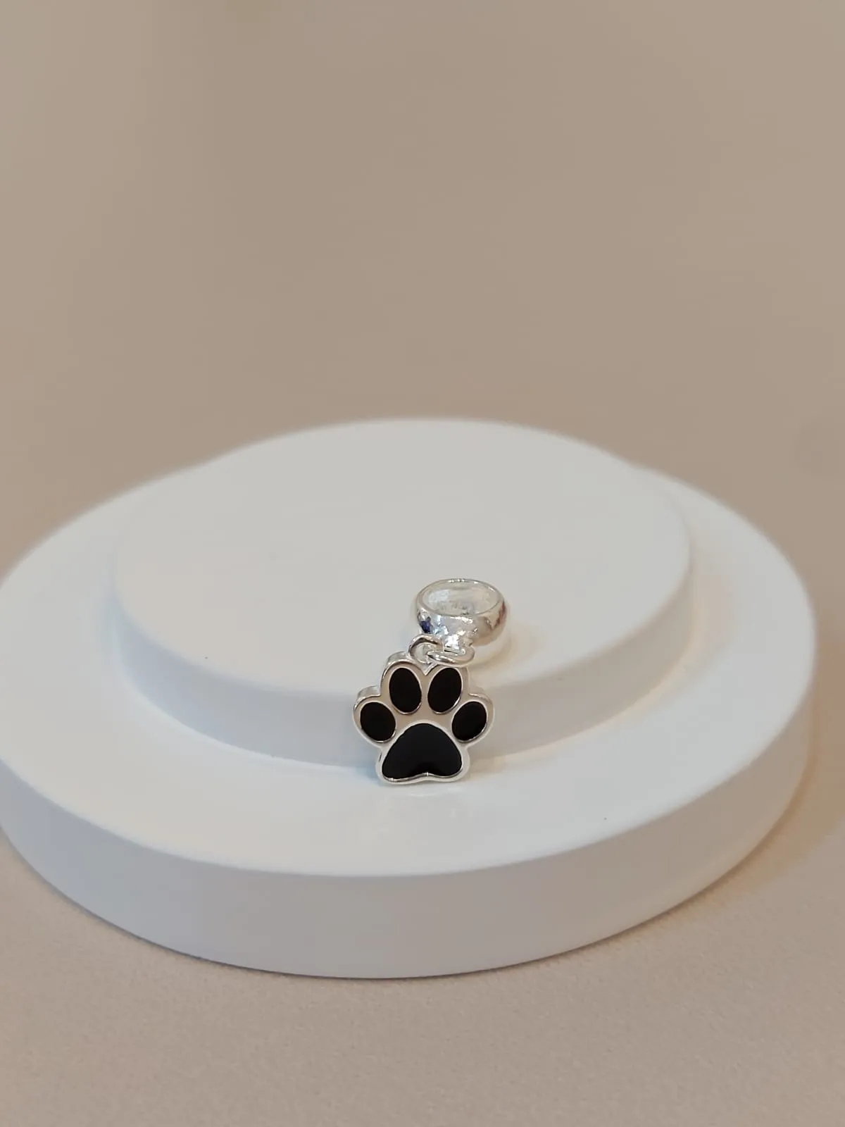 BERLOQUE PRATA PATA DE CÃO RESINADO