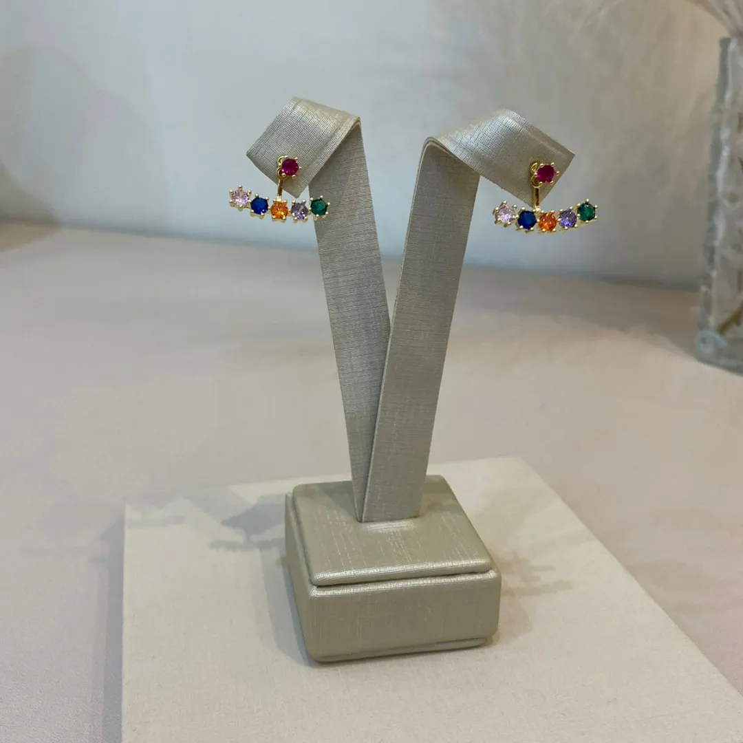 BRINCO ZIRCONIAS COLORIDAS COM DETALHES NA BASE