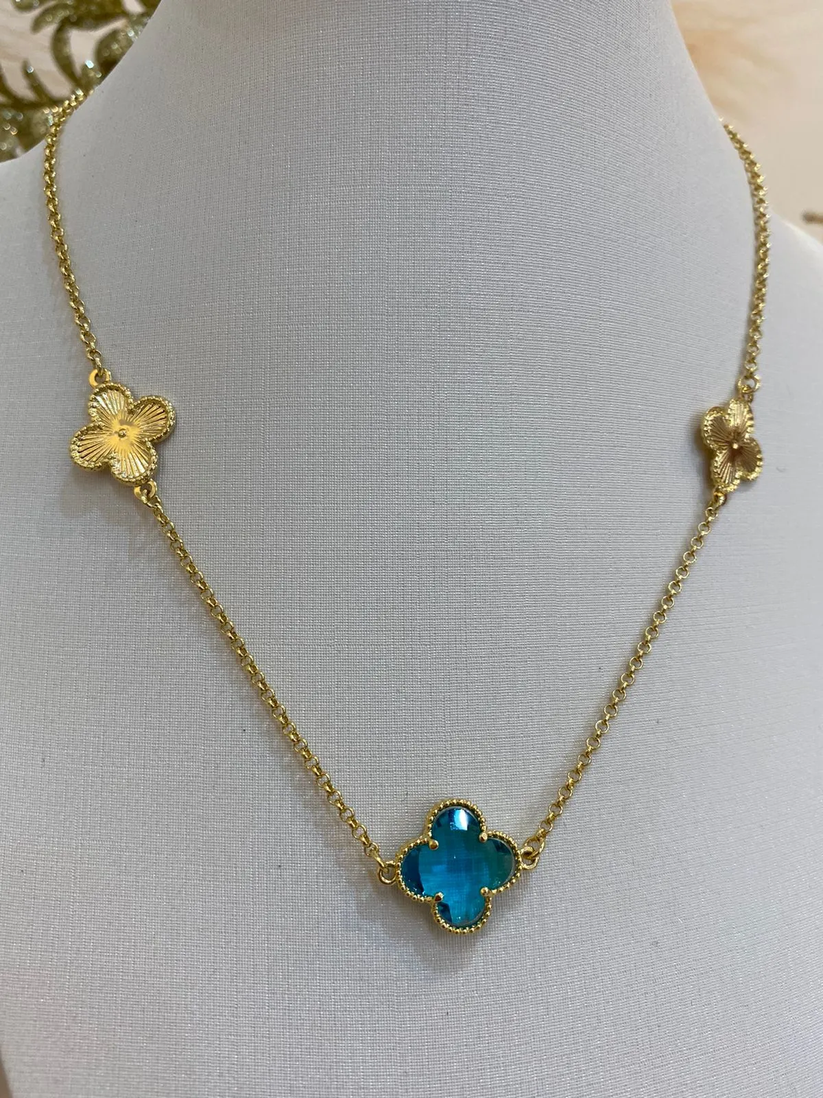 CHOKER TREVO AZUL E DOURADO