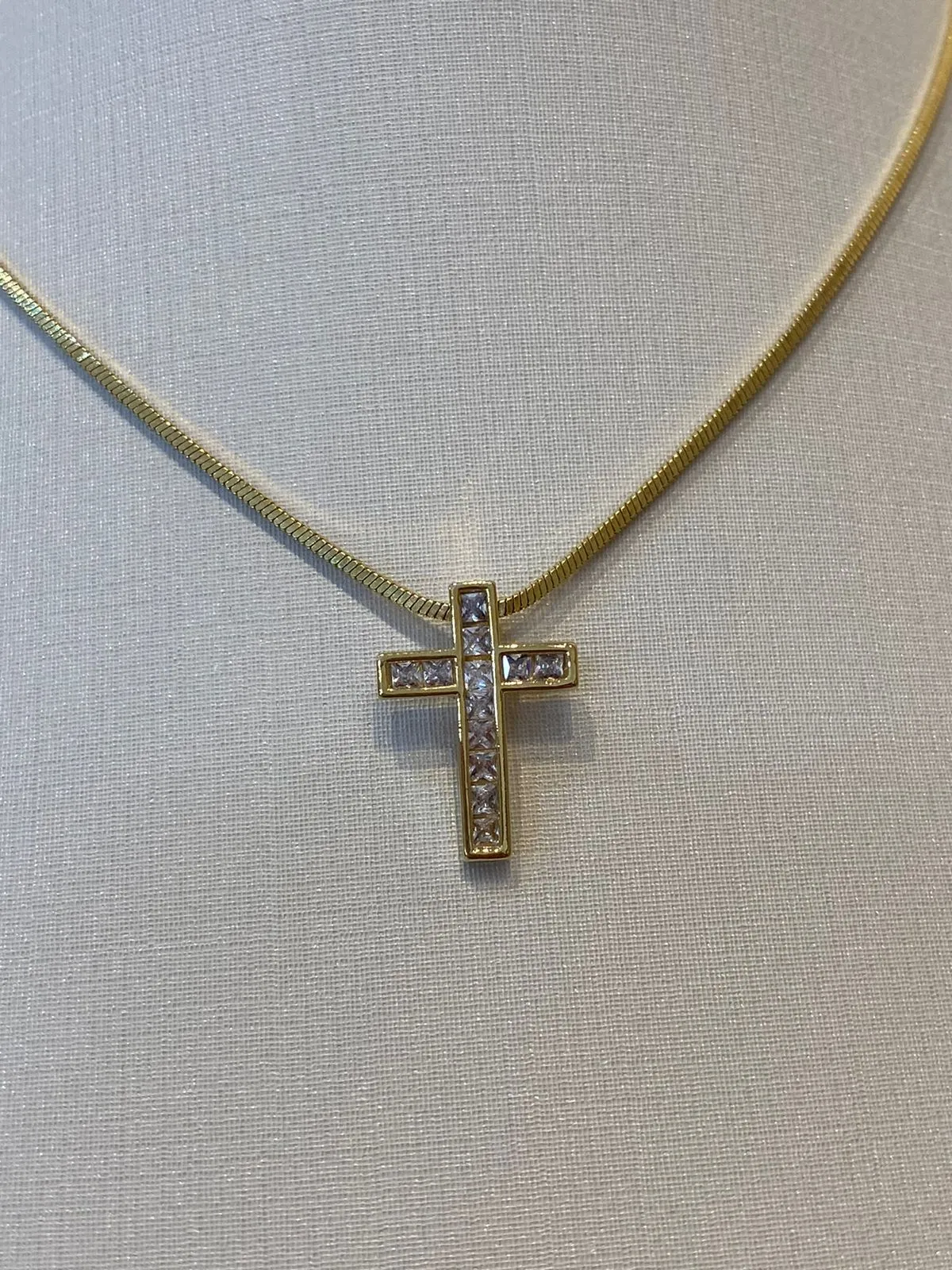 PINGENTE CRUCIFIXO ZIRCÔNIAS