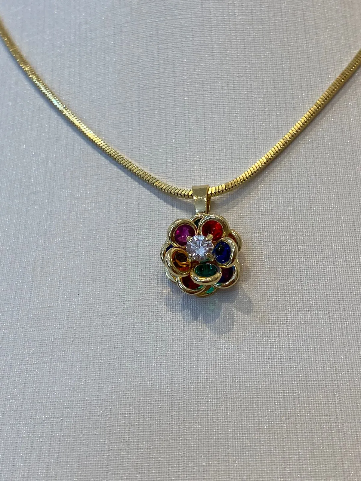 PINGENTE FLOR PÉTALASARREDONDADAS COLORIDAS