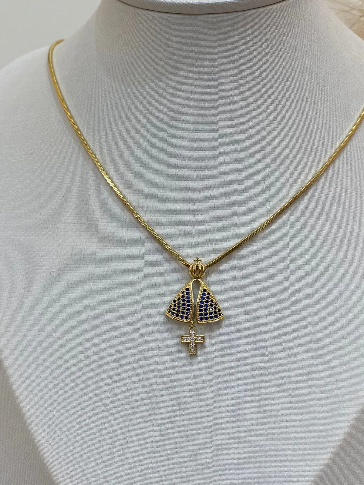 PINGENTE NOSSA SENHORA AP CRAVEJADO COM ADORNO DE CRUZ