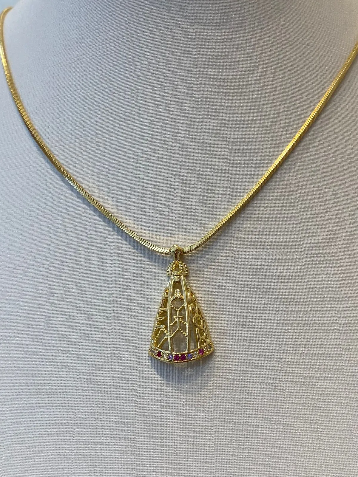PINGENTE NOSSA SRA APARECIDA VAZADO COM ZIRCONIAS PINKS