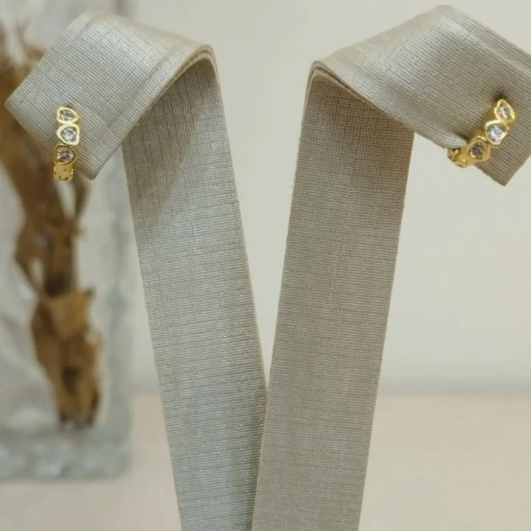 ARGOLA ZIRCÔNIAS CORAÇÕES MINI