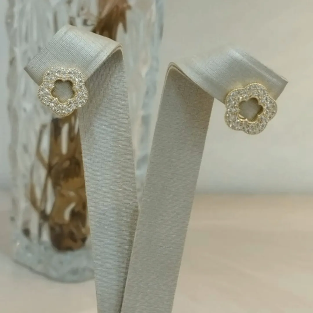 BRINCO FLOR VAZADA CRAVEJADA ZIRCONIAS BRANCAS