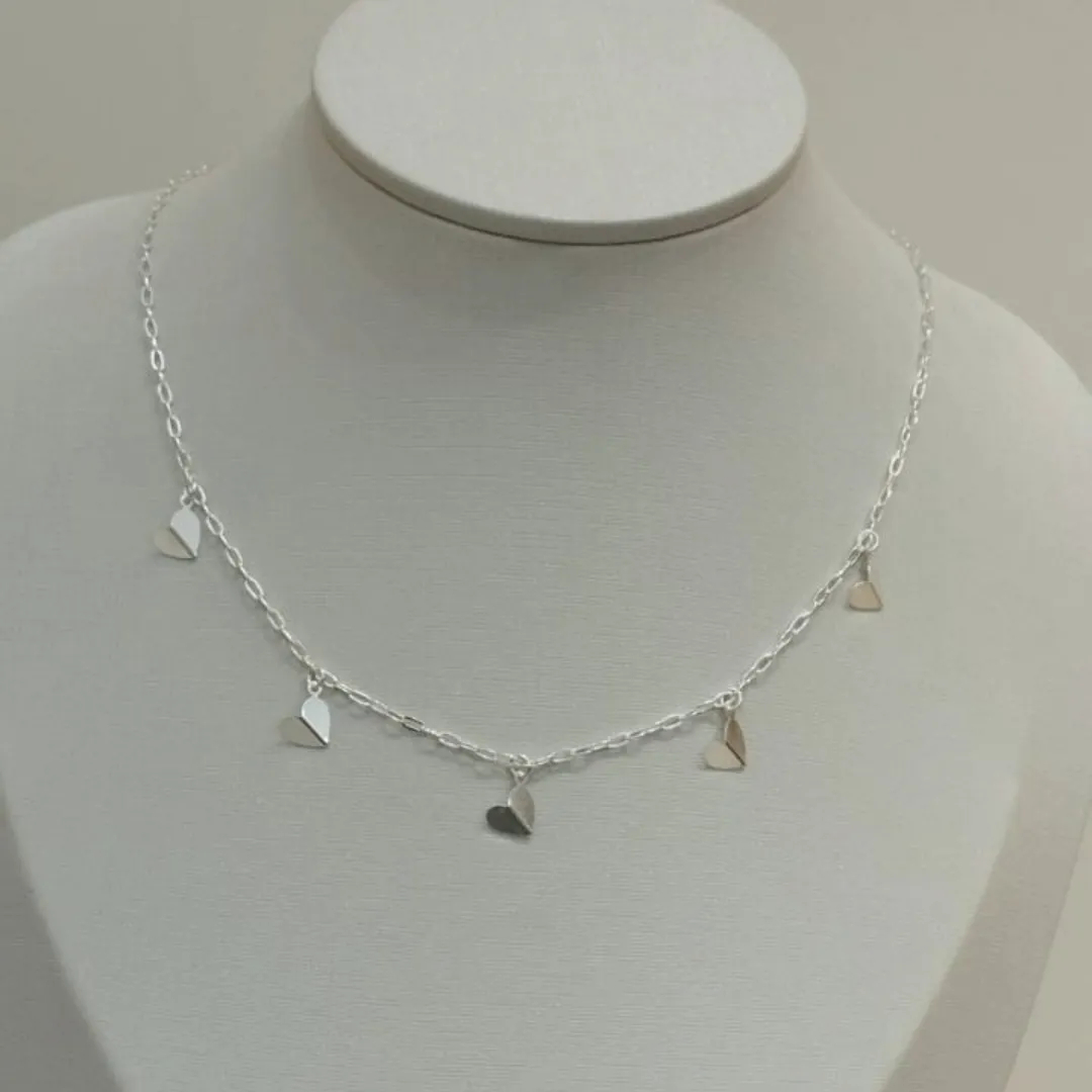 CHOKER PRATA PINGENTES CORAÇÕES