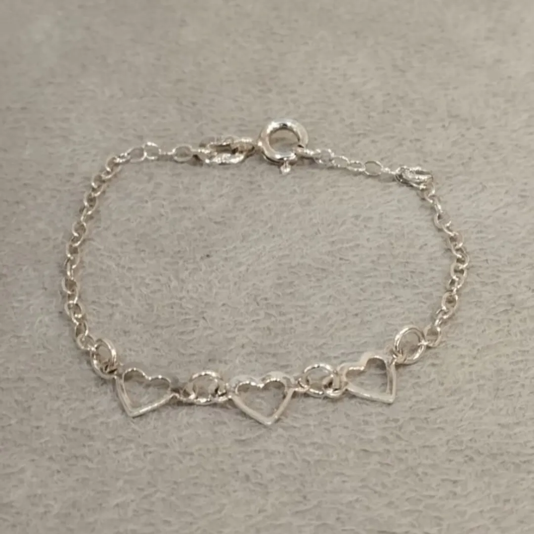 PULSEIRA PRATA INFANTIL CORAÇÕES VAZADOS