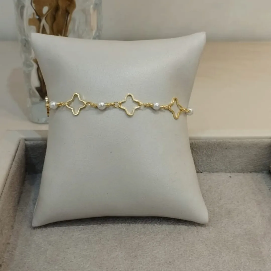 PULSEIRA TREVO VAZADO E PÉROLAS DELICADAS