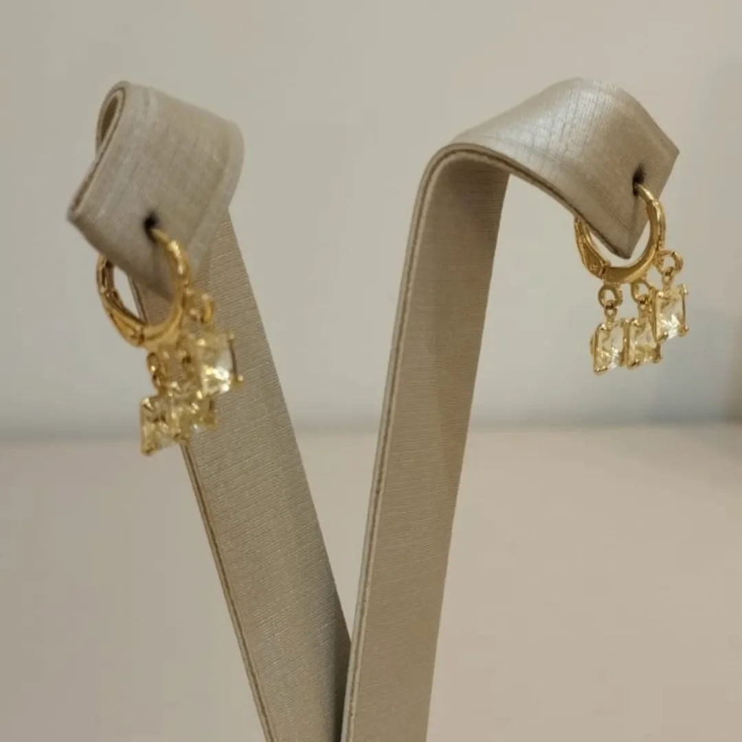 ARGOLA 3 ZIRCÔNIAS QUADRADAS AMARELAS