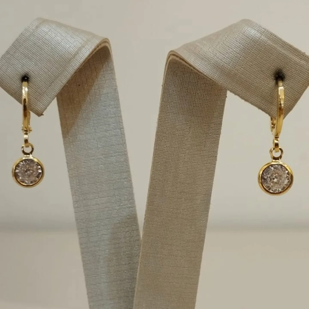 ARGOLA COM PINGENTE ZIRCONIA REDONDA