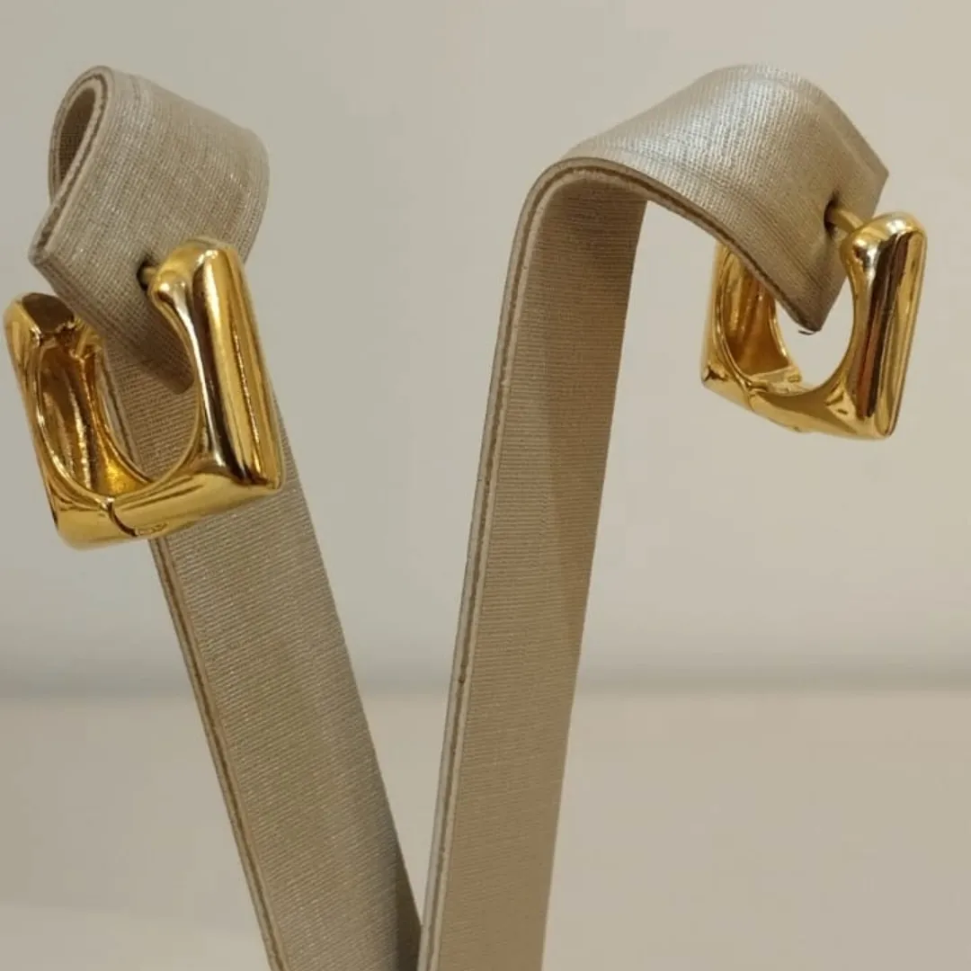 ARGOLA QUADRADA ABAULADA