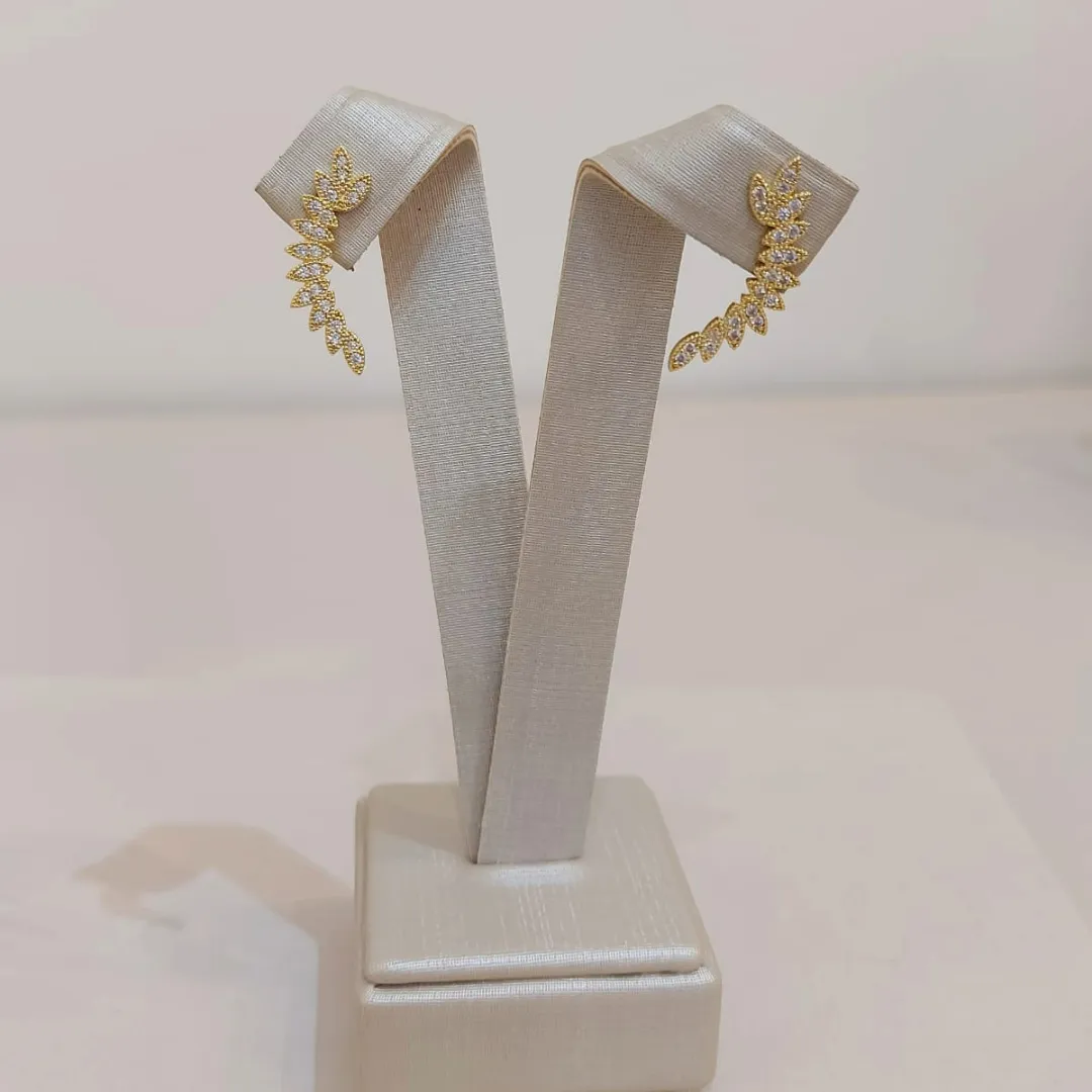 BRINCO EARCUFF RAMOS CRAVEJADOS