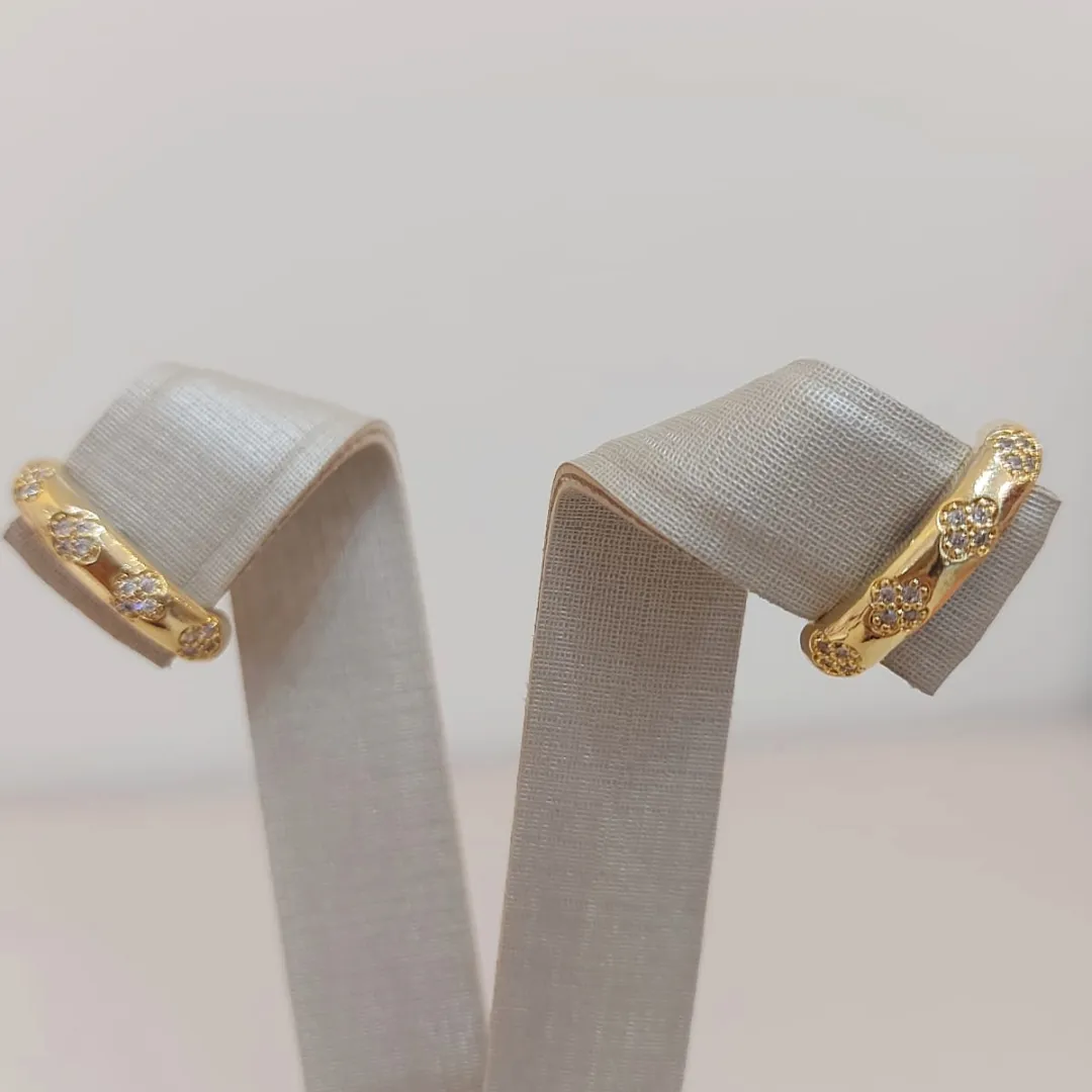 BRINCO EARHOOK DETALHE FLORES