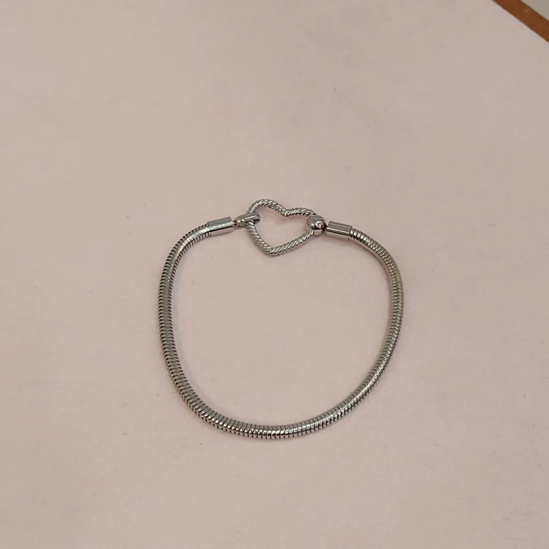 PULSEIRA AÇO PANDORA FECHO CORAÇÃO VAZADO 18CM
